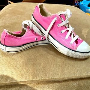 Pink Converse All Stars! Size 2 in little girls. Good condition!